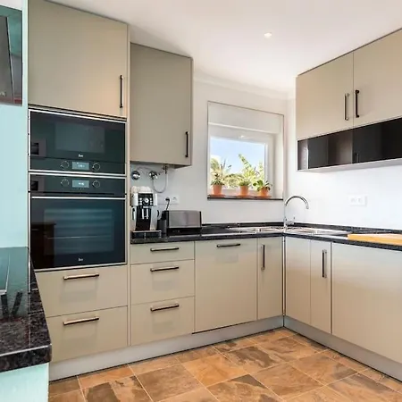 New Flat With View - 3 Min To Sea In 公寓 *